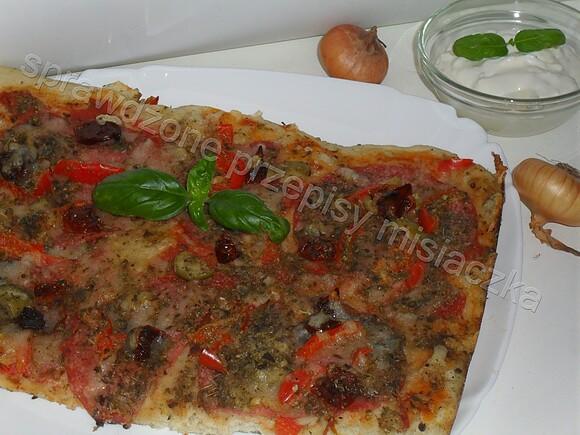 Domowa pizza na drożdżowym spodzie