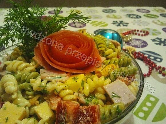 Sałatka z kolorowym makaronem