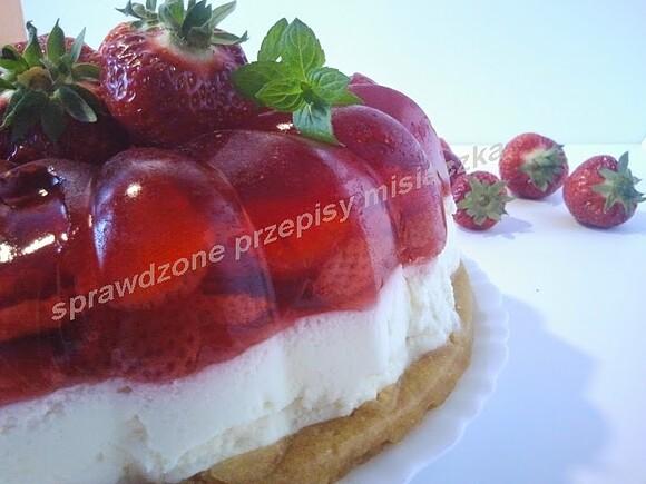 Babka z galaretek z truskawkami i bitą śmietaną
