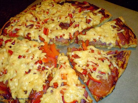 Włoska pizza z salami i papryką