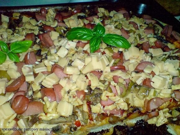 Pizza z parówkami i oliwkami