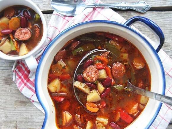 Wędzona zupa fasolowa z chorizo i wywarem z kiełbasy