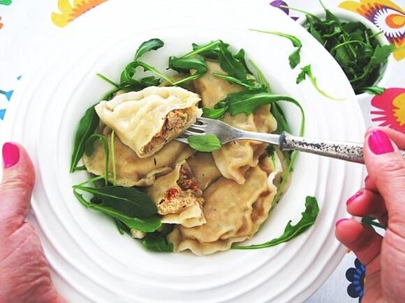 Pierogi z ricottą suszonymi pomidorami i oliwkami
