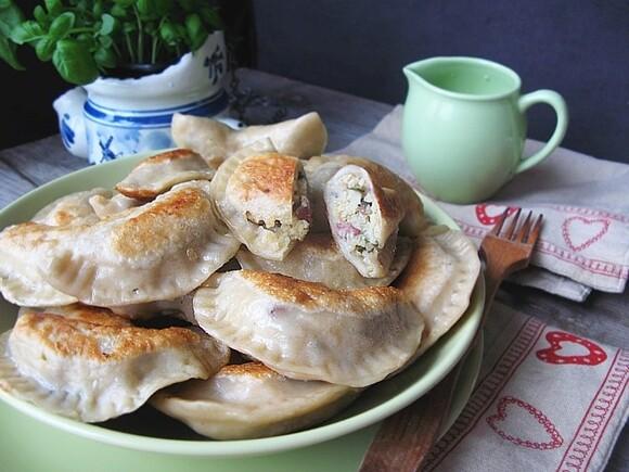 Pierogi z kaszą jaglaną i boczkiem gotowane w bulionie