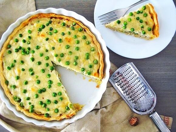 Tarta z dorszem porem i groszkiem pod beszamelem