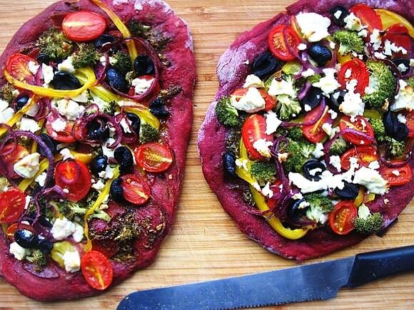 Pizza pełnoziarnista z burakami, pesto i kurczakiem teriyaki