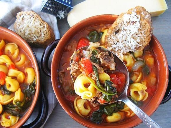 Włoska zupa mięsna z tortellini i crostini