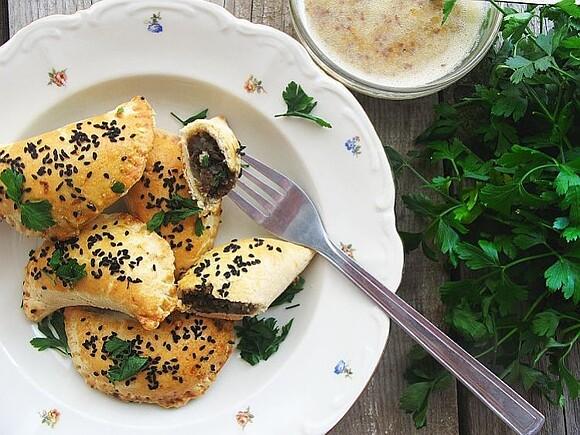 Pieczone pierogi z kaszanką i jabłkiem