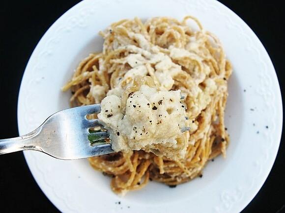 Wegańska pasta alfredo