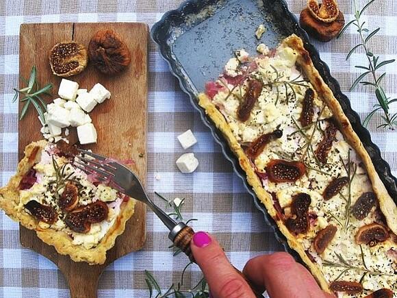 Tarta z karmelizowaną cebulą figami rozmarynem i bałkańskim serem