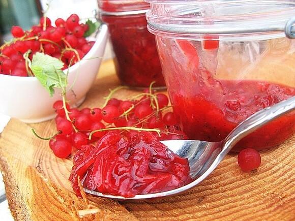 Chutney z porzeczek cebuli chili i imbirem