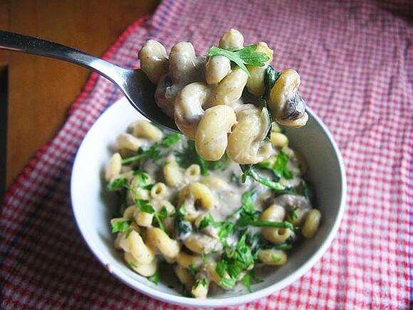 Mac n’Cheese z grzybami i szpinakiem