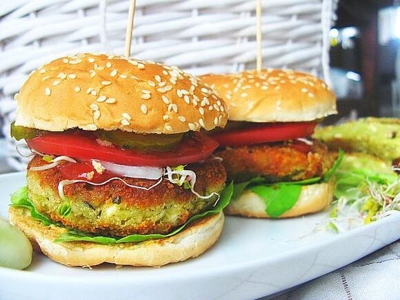 Boboburgery z bobu i warzyw na cieście pieczywo