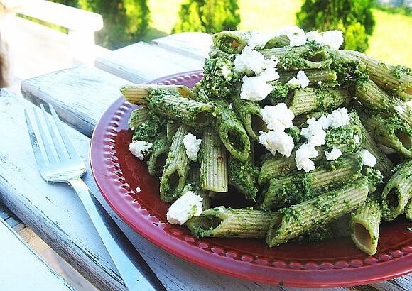 Penne z rukolowym pesto i fetą