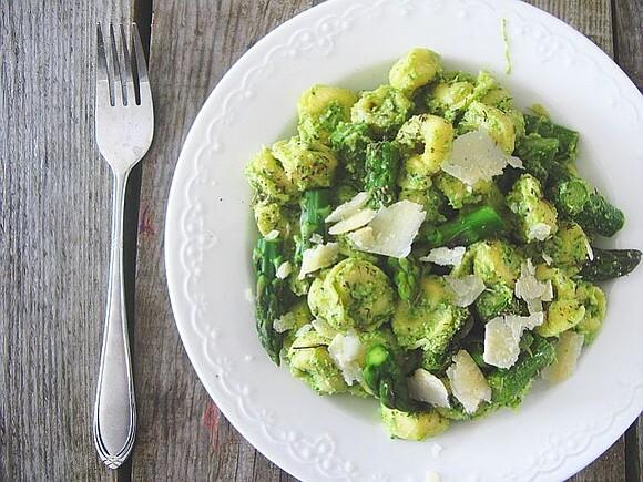 Tortellini z brokułowo-orzechowym pesto i szparagami