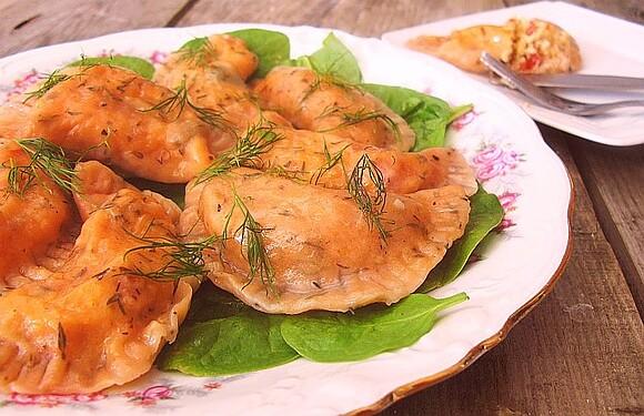Pomarańczowe pierogi z kaszą jaglaną, czosnkowym twarogiem i suszonymi pomidorami