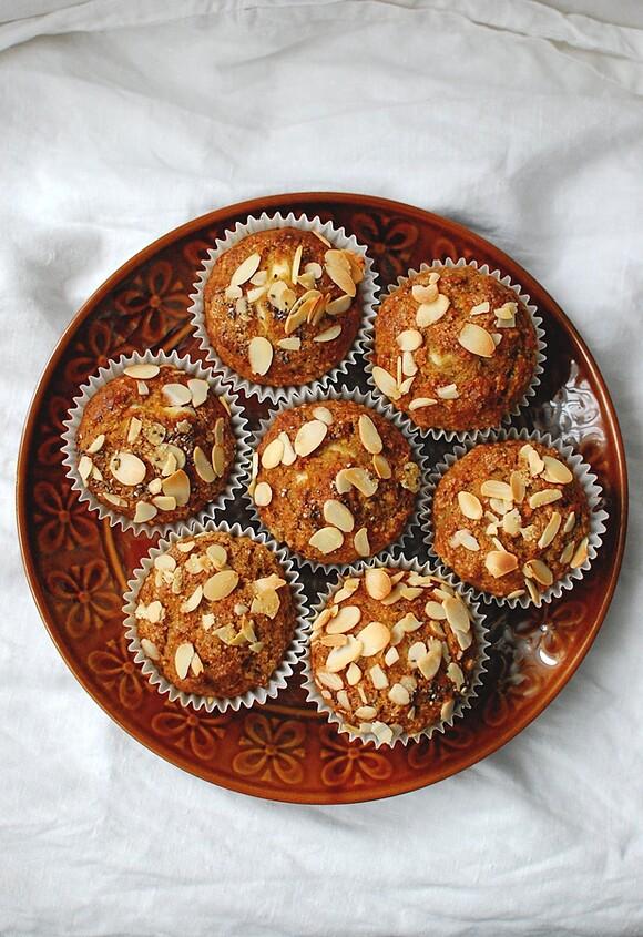 Muffiny marchewkowo-bananowe z serowym nadzieniem bez cukru i glutenu