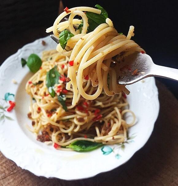 Spaghetti aglio olio e peperoncino z grillowanymi okruszkami chlebowymi