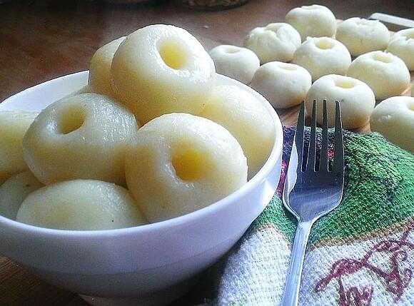 Kluski śląskie z duszoną cebulą