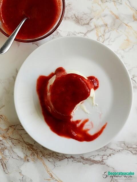 Panna cotta z musem truskawkowym