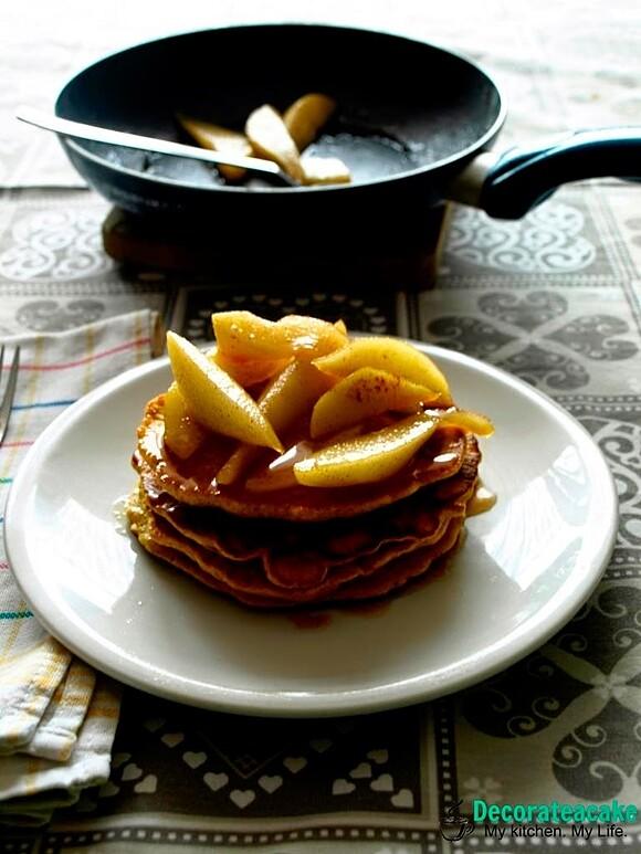 Gruszki w syropie cynamonowym z pełnoziarnistymi pancakes na śniadanie