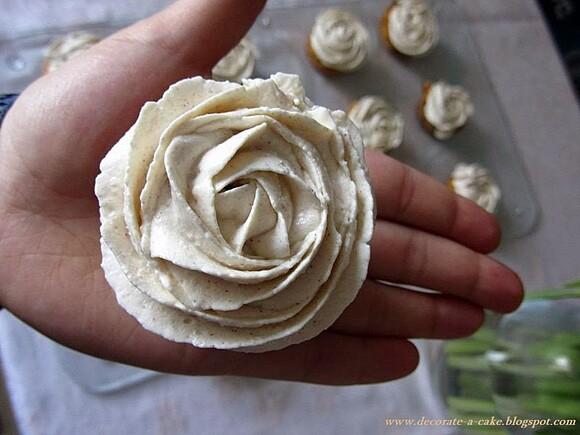 Muffiny marchewkowe z lekkim cynamonowym kremem