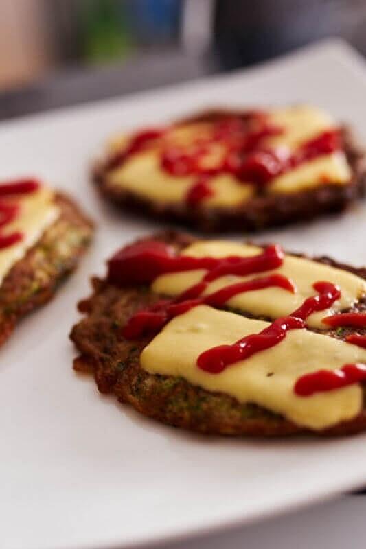 Keto placki z cukinii z serem wędzonym