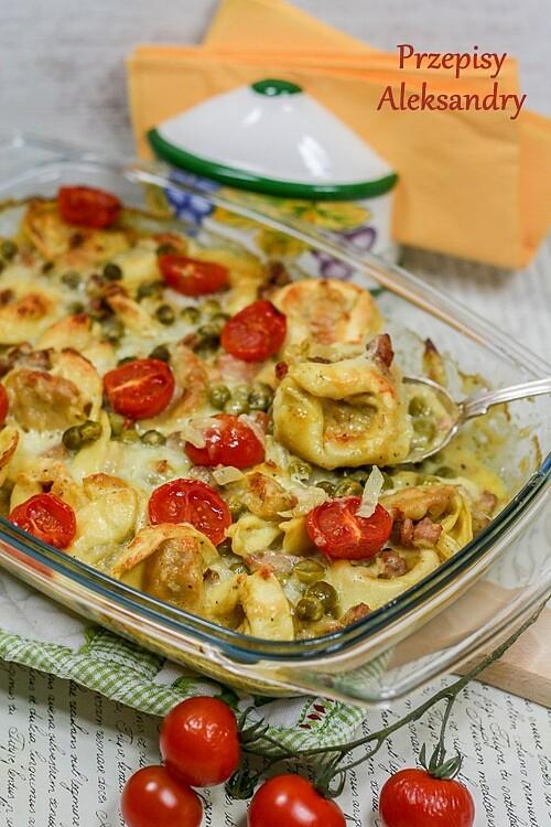 Zapiekanka tortellini z kiełbasą i groszkiem