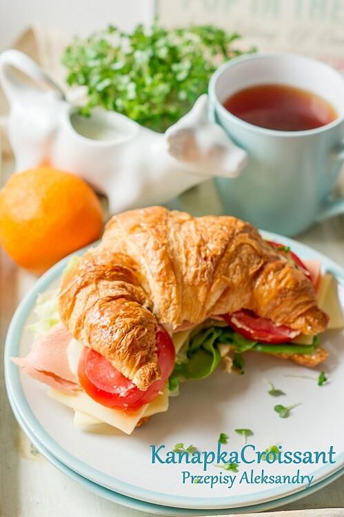 Kanapka z croissantem, hummusem, wędliną i warzywami