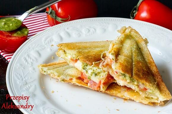 Tosty z mozzarellą, pomidorami i pesto
