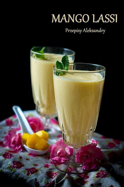 Mango lassi azjatycki koktajl z jogurtem i wodą różaną