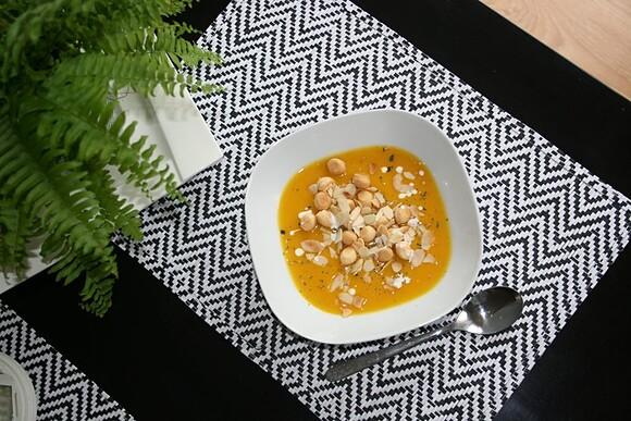 Zupa krem z pieczonej dyni z mlekiem kokosowym i migdałami