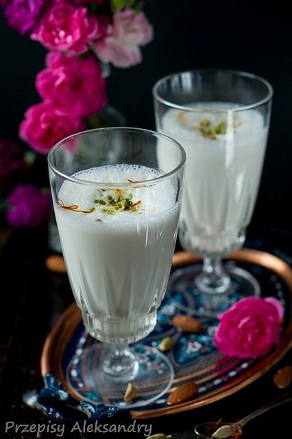 Badam doodh - pakistanieńskie mleko z migdałami i kardamonem