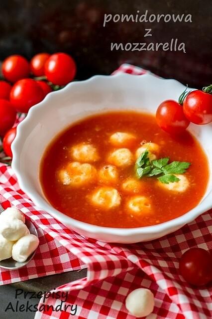 Zupa pomidorowa ze świeżych pomidorów i mozzarellą