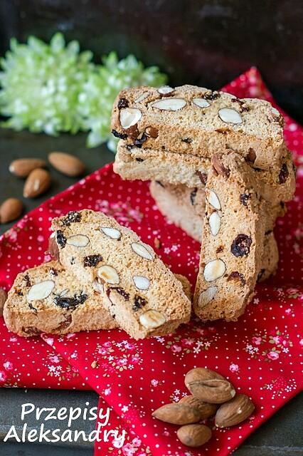 Włoskie biscotti ciastka z migdałami i żurawiną