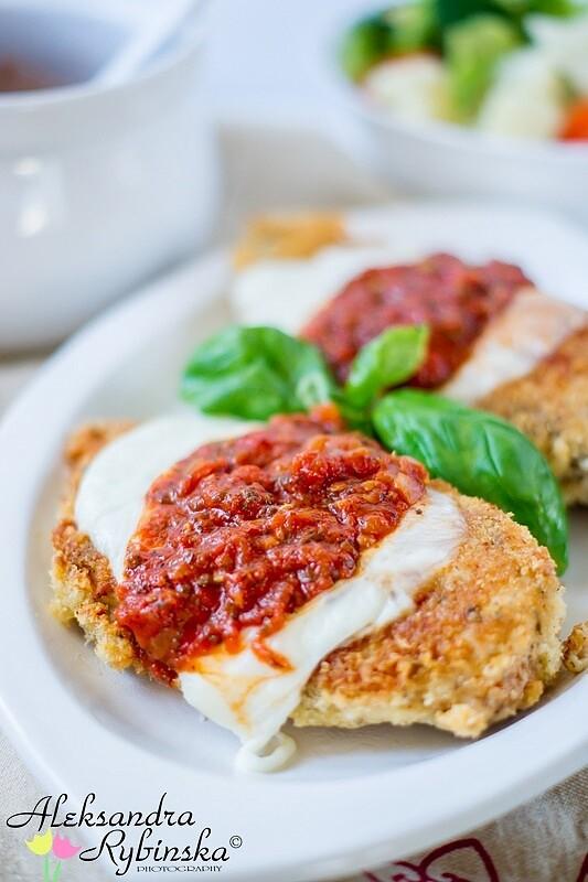 Piersi z kurczaka w parmezanowej panierce z sosem marinara