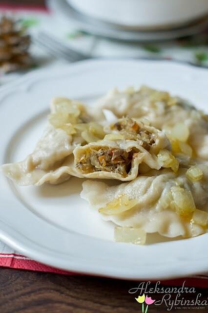 Pierogi z kapustą i grzybami - tradycyjne danie kuchni polskiej