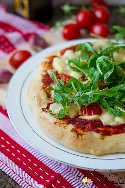 Pizza Margherita z rukolą na grubym spodzie