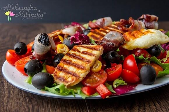 Sałatka Ewy ze śliwkami w koszulkach i halloumi