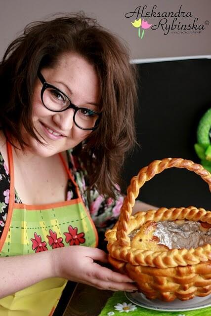 Drożdżowy wielkanocny koszyk