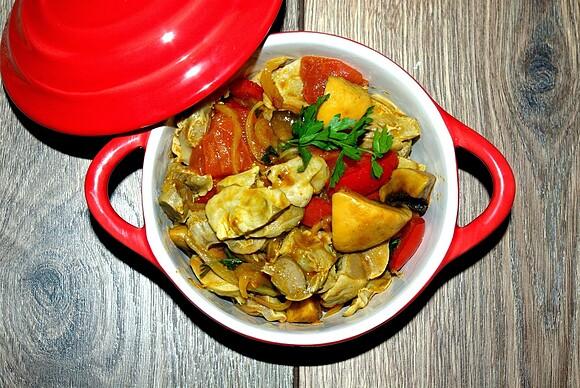 Żołądki curry z papryką cebulą i pieczarkami