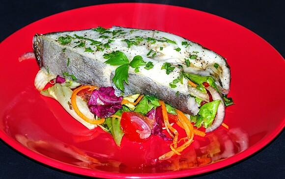 Halibut muśnięty lubczykiem z sałatką
