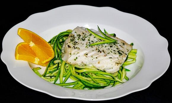 Grillowany dorsz na cukiniowym spaghetti