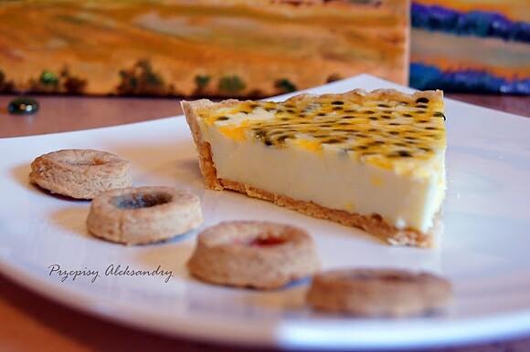Tarta z panna cottą z białej czekolady i galaretką z marakui