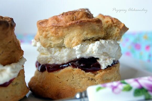 Devonshire scones - tradycyjne angielskie bułeczki na słodko