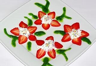 Kolorowy deser z truskawkami i kiwi