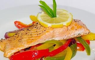 Pstrąg łososiowy z paprykowym puree