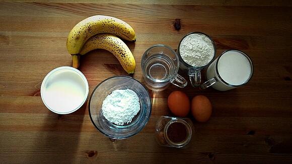 Naleśniki z bananami i bitą śmietaną