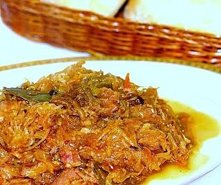 Bigos tradycyjny z mięsem i śliwkami