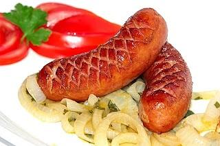 Kiełbasa na gorąco z cebulą i pietruszką